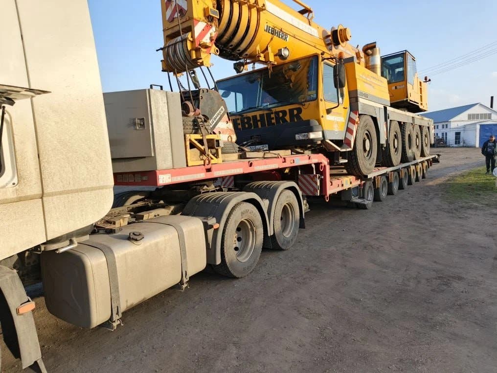 Автокран LIEBHERR 60 т на тяжеловозе — вид спереди