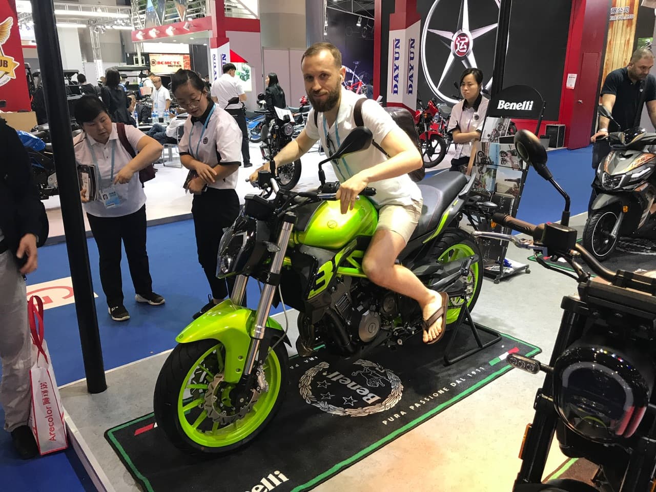 На стенде мотоциклов Benelli — Кантонская ярмарка