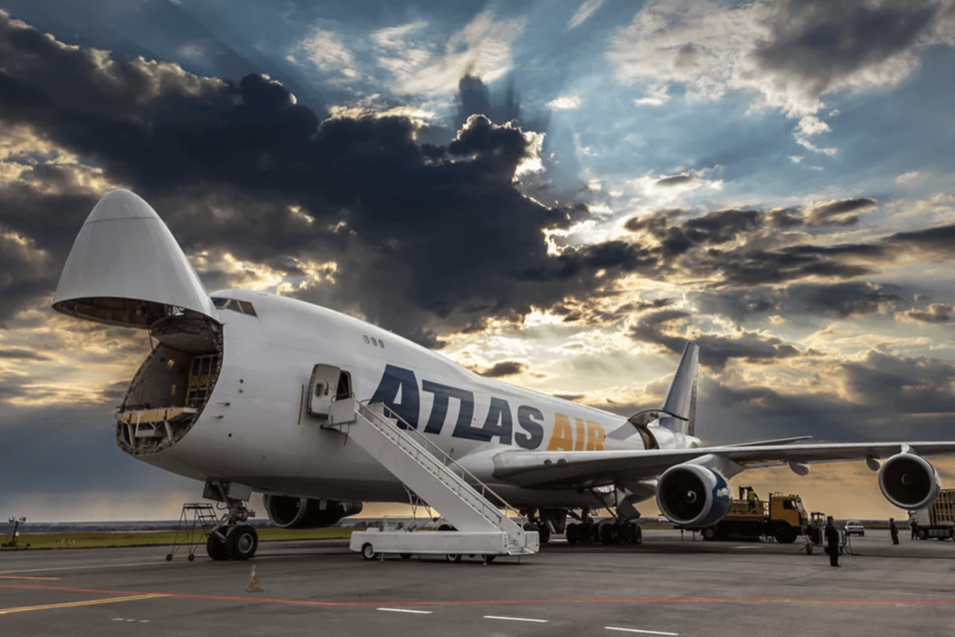 Грузовой самолёт Atlas Air с открытым грузовым отсеком